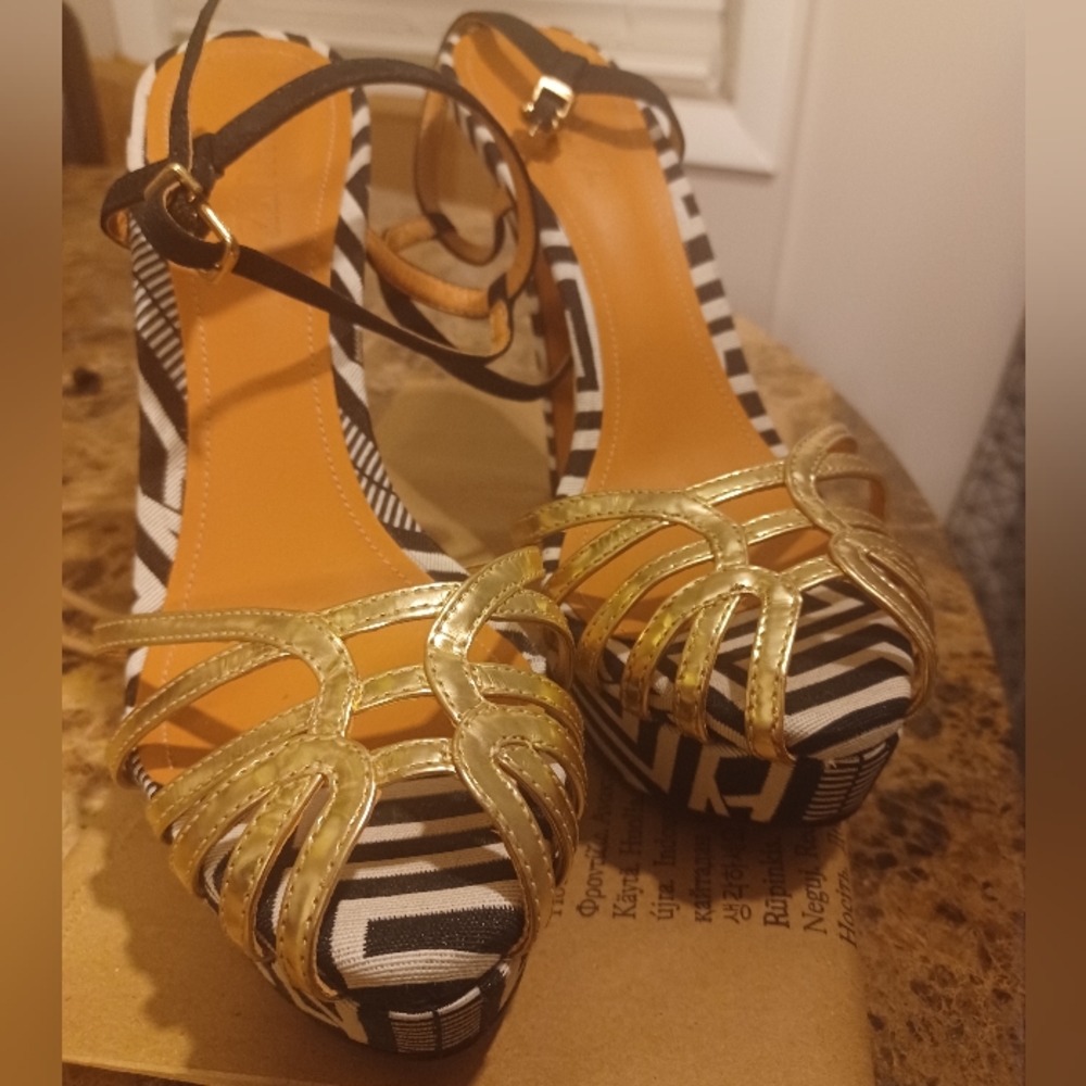Women's Schultz abstract size 10 sandals